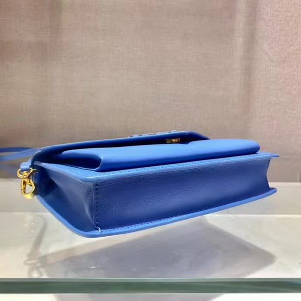 【原版皮】普拉达/Prada 肩背包，诠释精致的极简主义设计格调，一枚金属徽标点缀其上，昭示品牌身份，可拆卸可调式皮革肩带，又可当手包，内配可拆卸镜子，款号： 1BP020