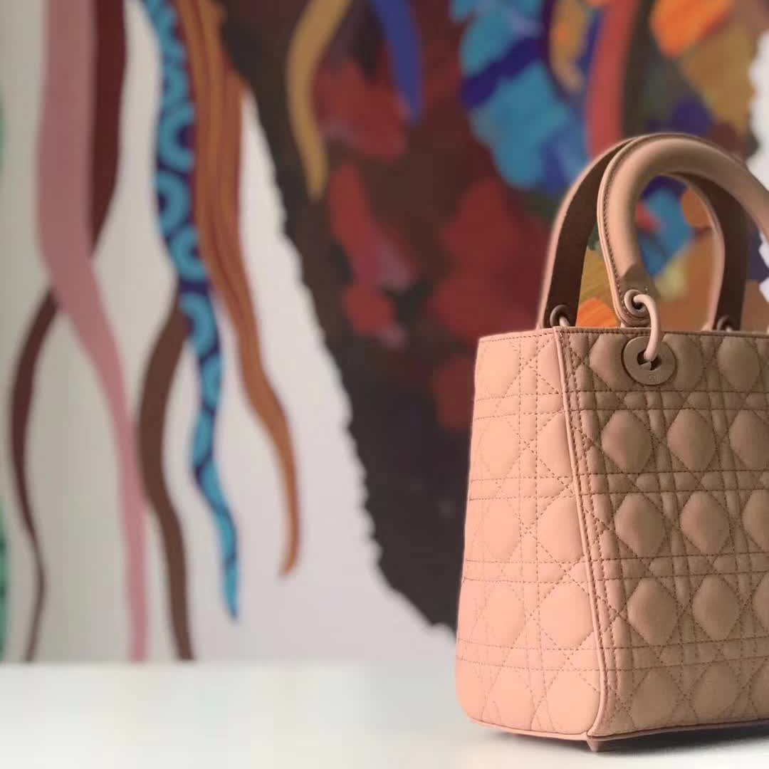 【原版皮】迪奥/Dior 戴妃包，磨砂系列，选用小牛皮绗缝藤格纹，饰有 Ultra matte 饰面金属配饰