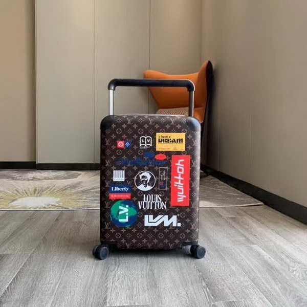 路易威登/LV Horizon 50拉杆箱，以个性创意革传奇经典，为标志性Monogram帆布点缀旅行贴饰，皮革边角保护和超大外置拉杆丰富智慧细节，打造优雅且实用的旅行伴侣