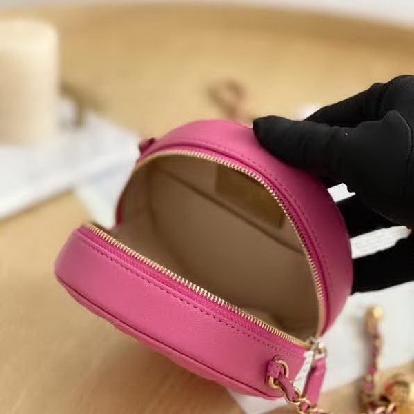 【原版皮】香奈儿/Chanel 金球系列小圆饼包，采用小羊皮精心裁制而成，柔软细腻搭配这季最火爆的链条，神奇的小金球能控制肩带长短，平时出门带的口红车钥匙纸巾都能放，款号：AS0366