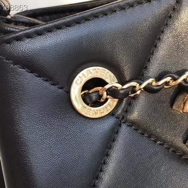 【原版皮】香奈儿/Chanel Mini小水桶包，上身简直‬太‬可爱了，这次的Hobo小水桶，长‪度刚‪好到⁢腰⁡部，相比之前的小水桶，这次最新款的水桶空格做得更加饱满，款号：AS1801