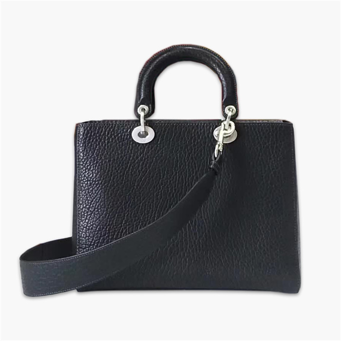 【原版皮】迪奥/Dior 手提包，选用大象纹小牛皮裁制而成，缀以品牌标识吊坠，搭配宽肩带更有特色，简约时尚