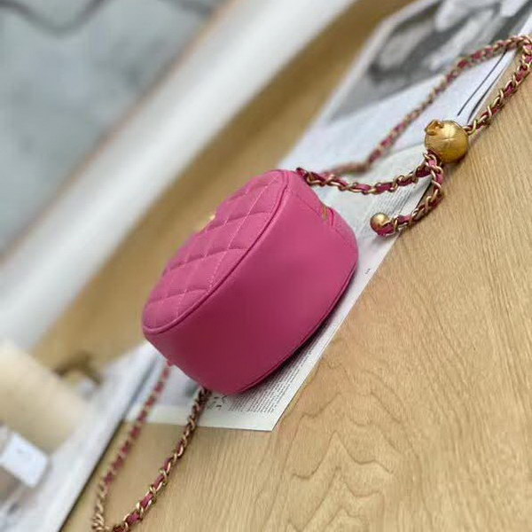 【原版皮】香奈儿/Chanel 金球系列小圆饼包，采用小羊皮精心裁制而成，柔软细腻搭配这季最火爆的链条，神奇的小金球能控制肩带长短，平时出门带的口红车钥匙纸巾都能放，款号：AS0366