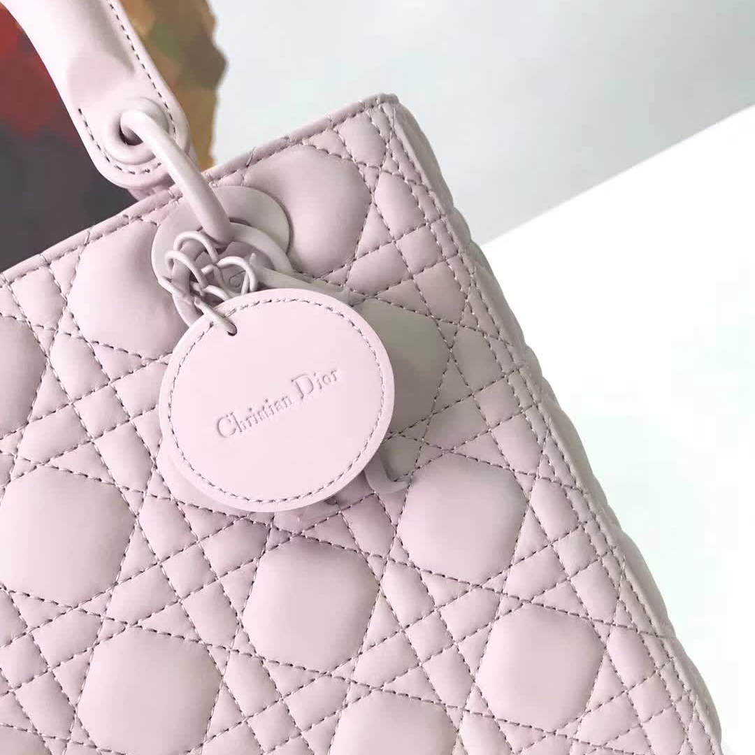 【原版皮】迪奥/Dior 戴妃包，磨砂系列，选用小牛皮绗缝藤格纹，饰有 Ultra matte 饰面金属配饰