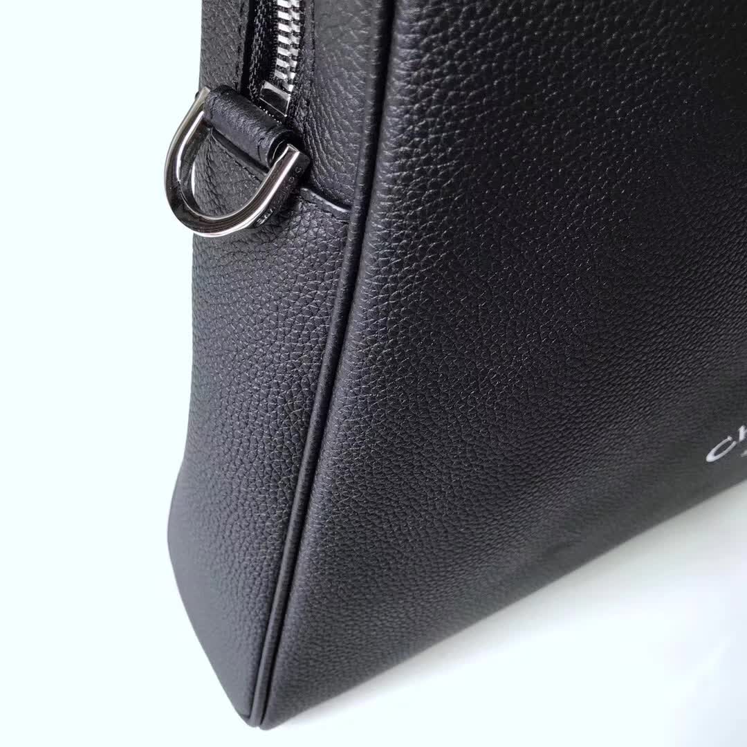 【原版皮】迪奥/Dior 男士公文包，选用粒面纹小牛皮裁制而成，采用传统工艺，是现代男士携带各类日常数据与文件的尚佳选择