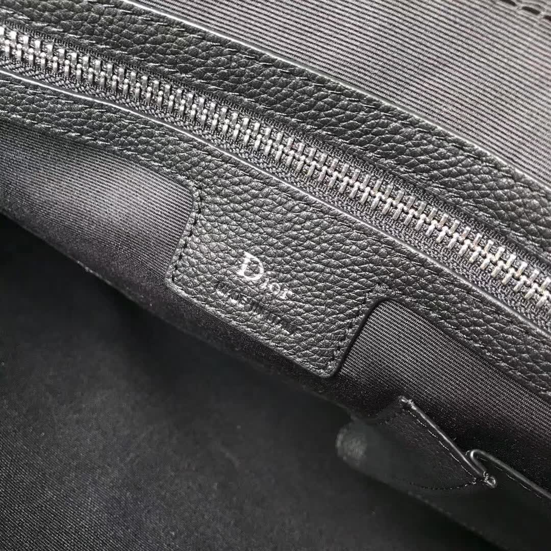【原版皮】迪奥/Dior 男士公文包，选用粒面纹小牛皮裁制而成，采用传统工艺，是现代男士携带各类日常数据与文件的尚佳选择