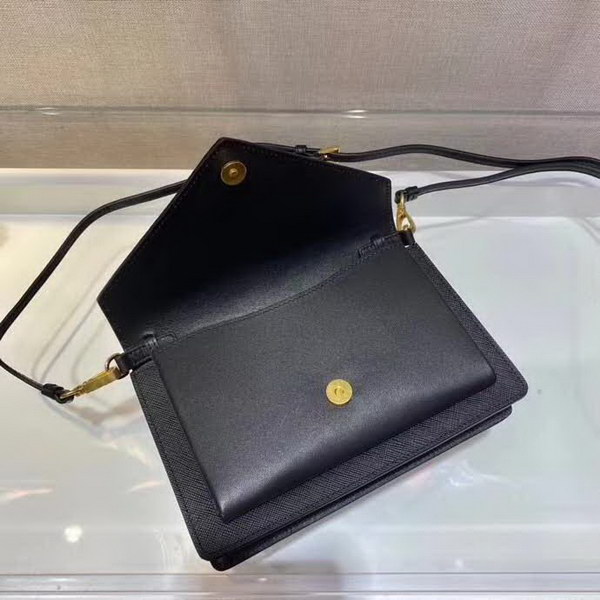 【原版皮】普拉达/Prada 肩背包，诠释精致的极简主义设计格调，一枚金属徽标点缀其上，昭示品牌身份，可拆卸可调式皮革肩带，又可当手包，内配可拆卸镜子，款号： 1BP020