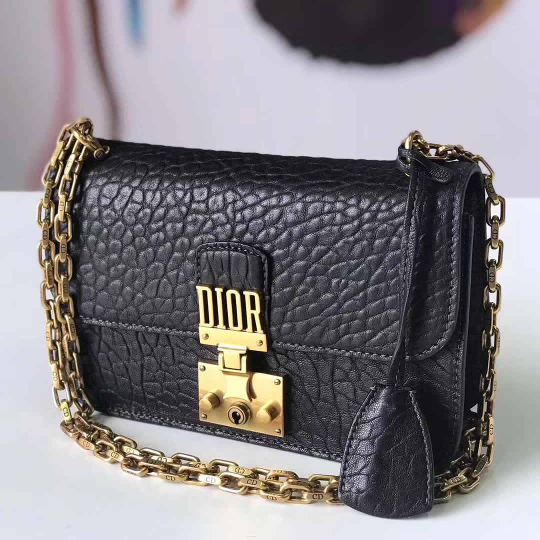 【原版皮】迪奥/Dior 链条包，选用大象纹小牛皮裁制而成，饰以精致又摩登复古品牌标识锁扣，很有年代感，搭配链条肩带，真是perfect，款号：M5816