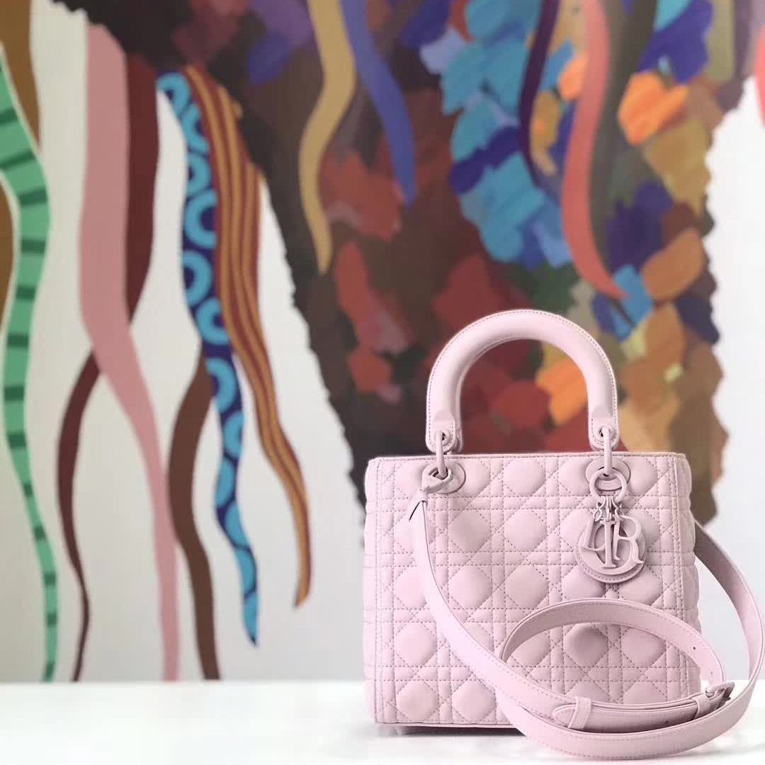 【原版皮】迪奥/Dior 戴妃包，磨砂系列，选用小牛皮绗缝藤格纹，饰有 Ultra matte 饰面金属配饰