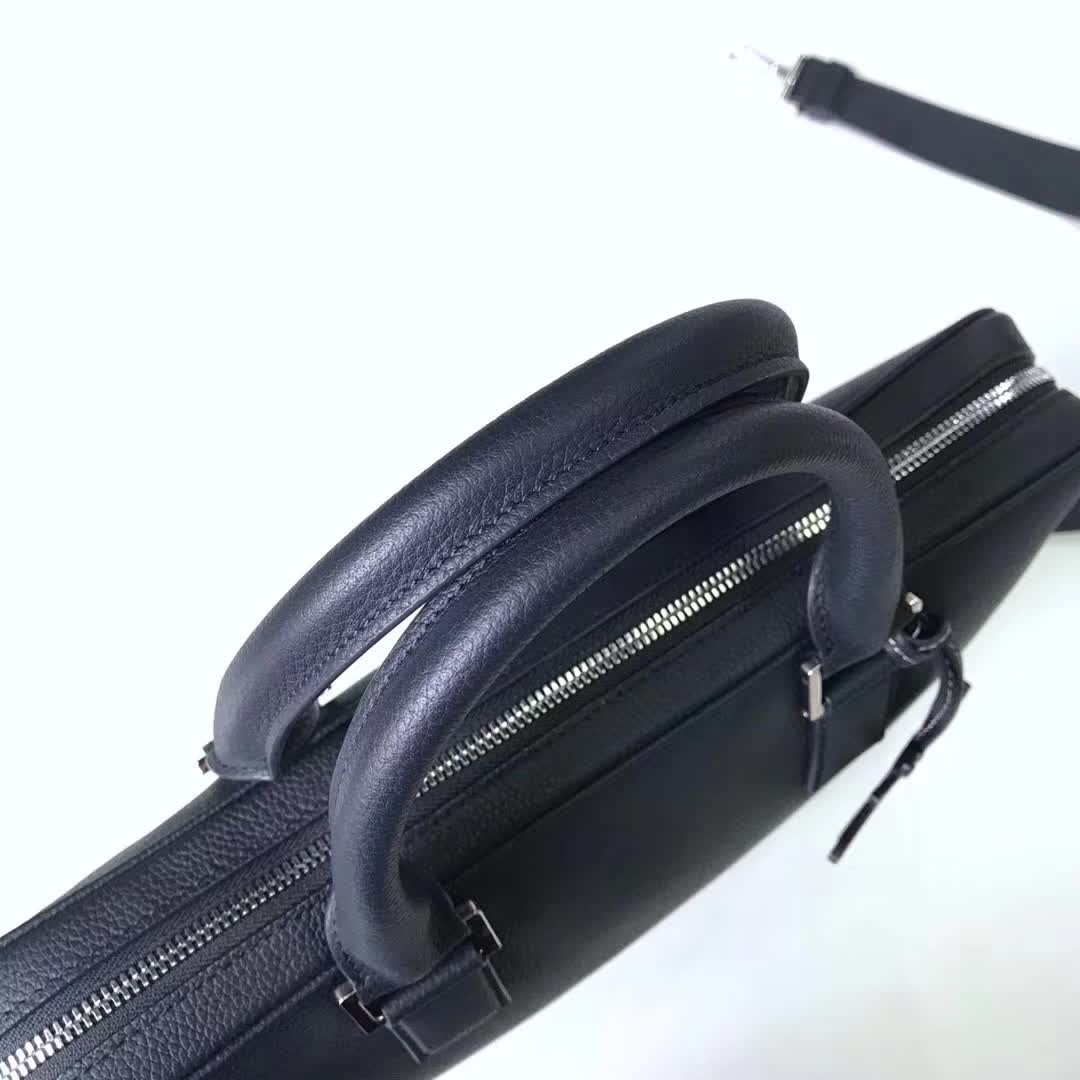 【原版皮】迪奥/Dior 男士公文包，选用粒面纹小牛皮裁制而成，采用传统工艺，是现代男士携带各类日常数据与文件的尚佳选择