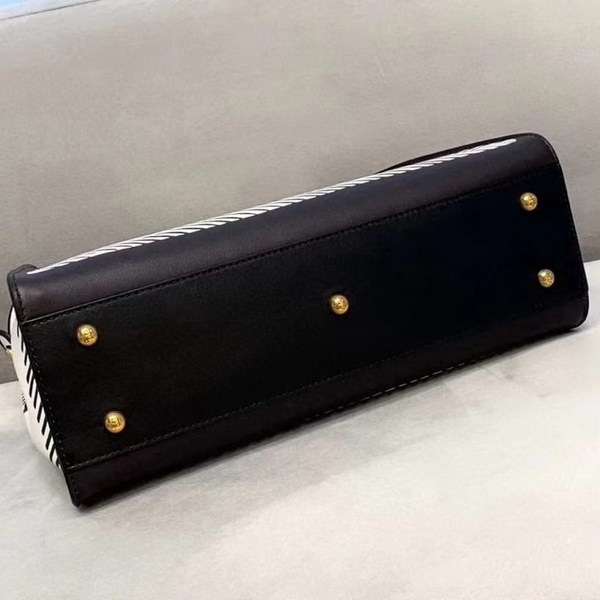 【原版皮】芬迪/Fendi 加州天空系列手Peekaboo手袋，白色皮革材质，以对比鲜明的黑色图形轮廓为特色，营造出二维效果，两侧则缀以经典的扭锁，内衬饰有黑色图形轮廓，构成FF图案，挂饰，字母肩带需另行购买，款号： 8306M