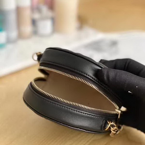 【原版皮】香奈儿/Chanel 金球系列小圆饼包，采用小羊皮精心裁制而成，柔软细腻搭配这季最火爆的链条，神奇的小金球能控制肩带长短，平时出门带的口红车钥匙纸巾都能放，款号：AS0366