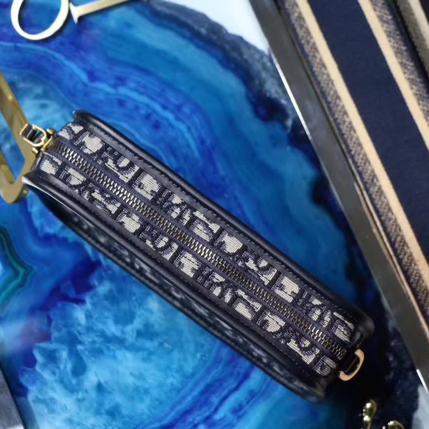 【原版皮】迪奥/Dior 相机包，选用Oblique提花帆布搭配同色系牛皮皮革裁制而成，大大的D字扣的手拎设计五金，随意又摩登，谁用谁时髦