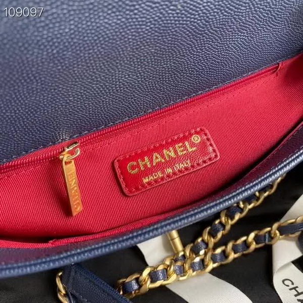 【原版皮】香奈儿/Chanel 新款口盖包，选用牛皮颗粒经过特殊工艺抛光，皮面略微亮闪闪，增加了耐磨度同时又超质感，经典的菱格纹设计，双C纽扣设计，19的皮穿金属粗链条，款号：AS1895